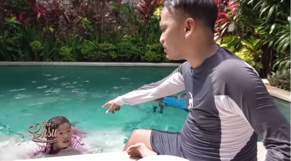 Ruben Onsu ingatkan Thalia kalau bajunya tak boleh terbuka ketika berenang.