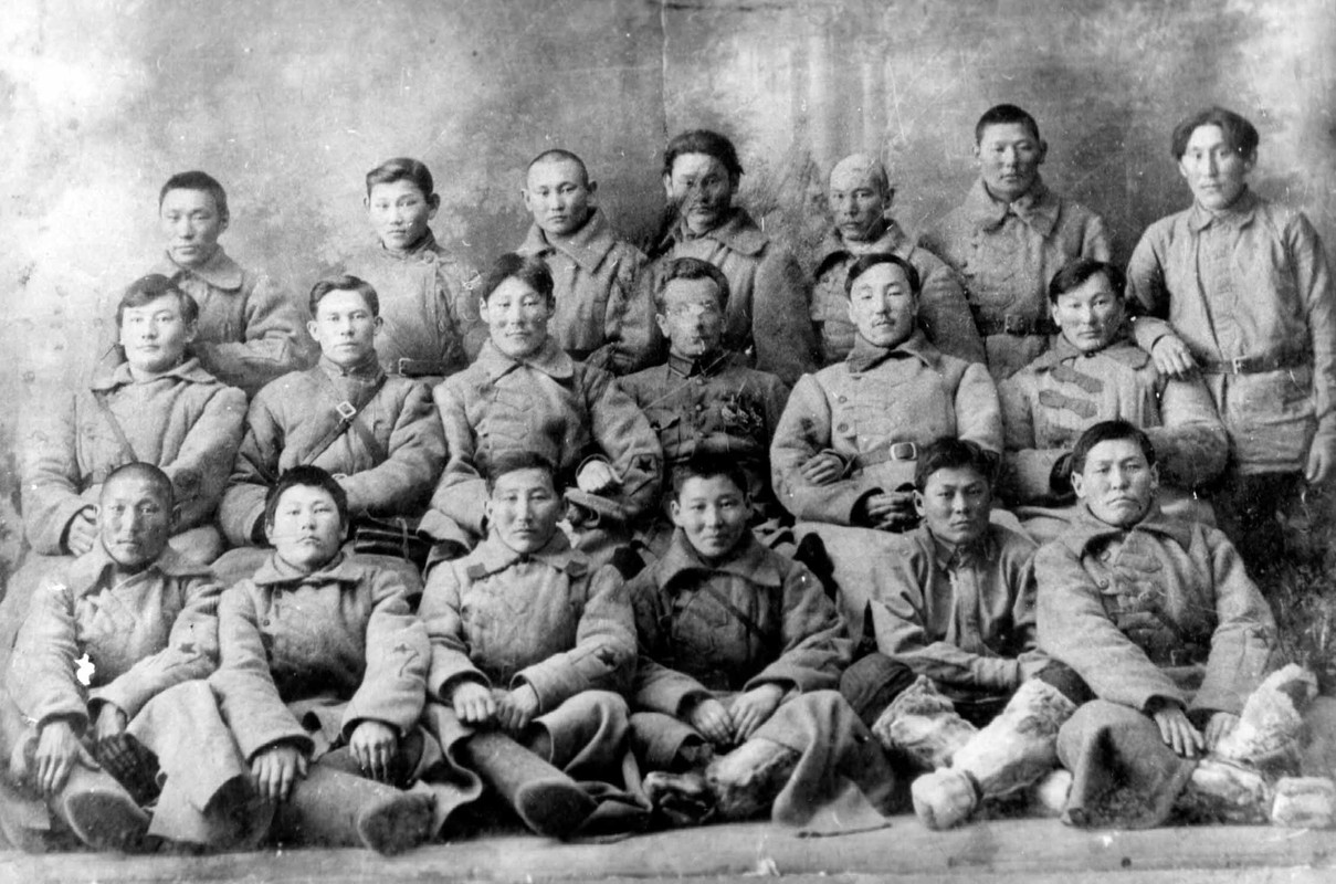 Рис.1.-Бойцы-взвода-ЧОН-с-И.-Я.-Стродом