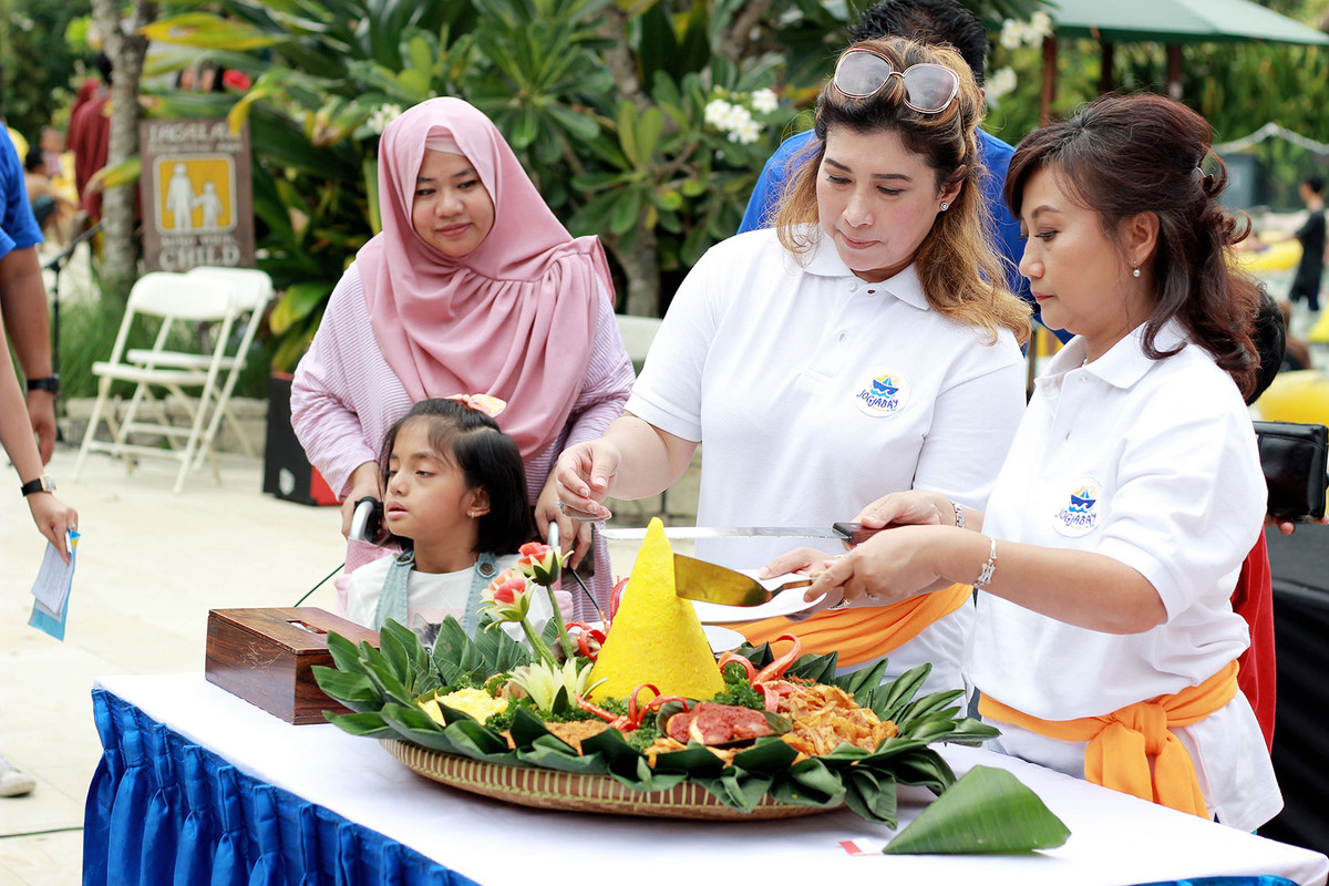 Pemotongan Tumpeng HUT Jogja Bay ke-3