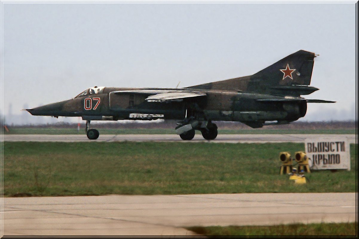 296 APIB Mig-27M 07 Red, Frühling 1990