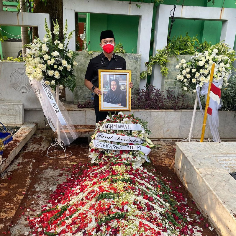 Anjasmara saat berada di pemakaman politikus Rachmawati Soekarnoputri yang tak lain adalah ibu sambungnya, Sabtu (3/7/2021).