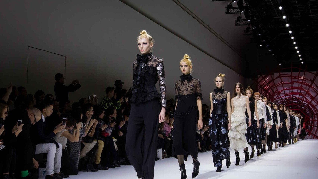 Así celebró Dior la artesanía de la moda en París