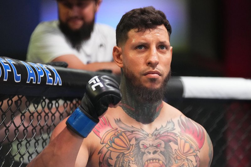 Уволнен от UFC се забърка в нов скандал