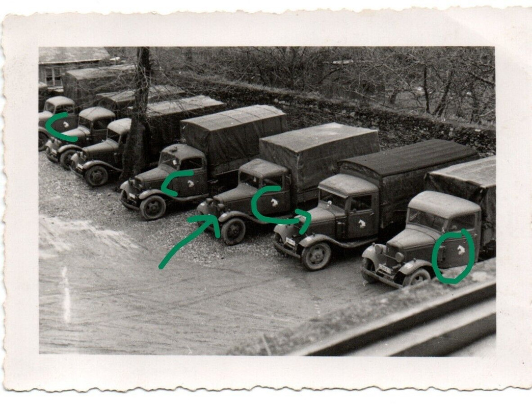 Foto Beute Lkw Divisionswappen Pferd (211. InfDiv) Josselin Frankreich 1941
