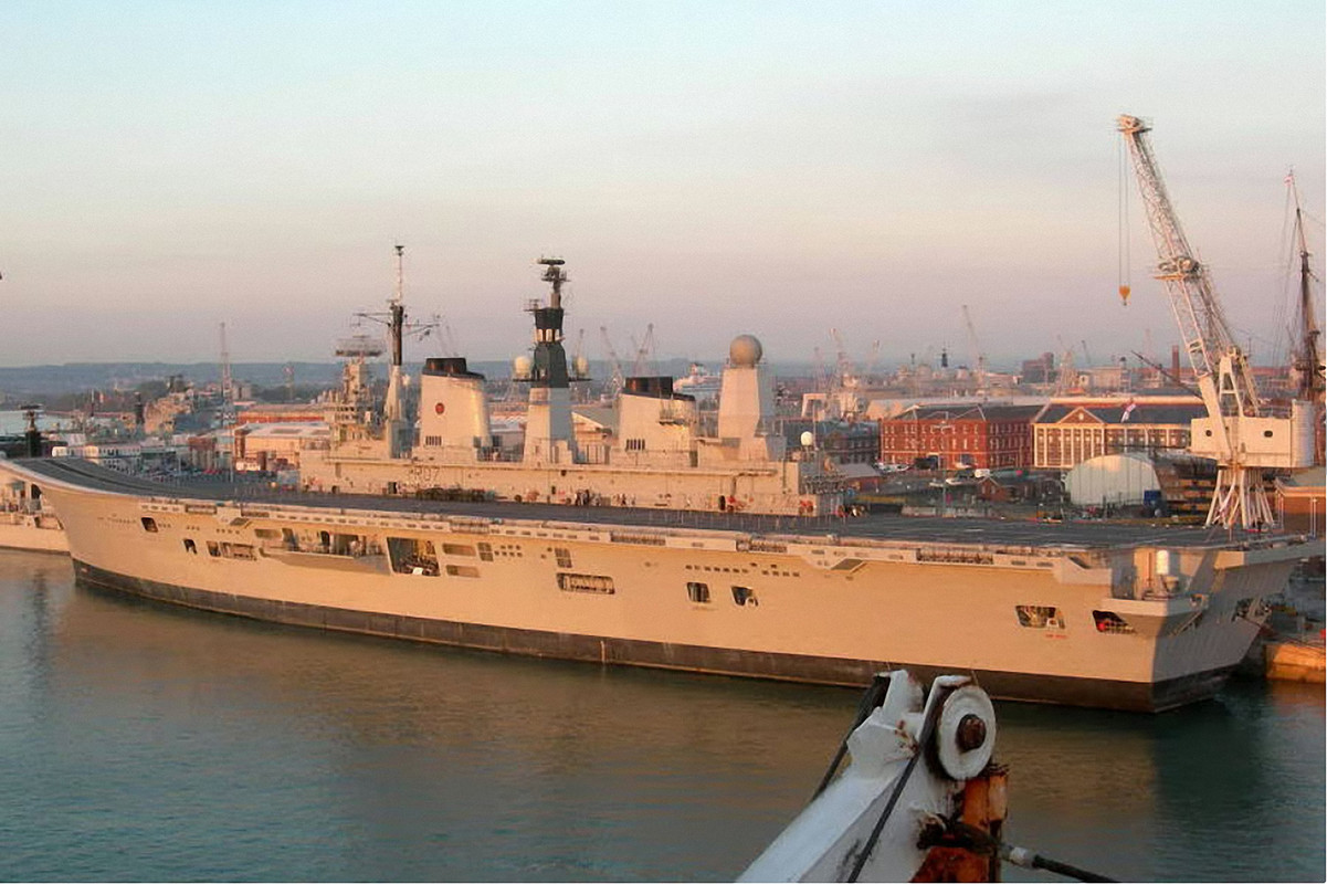 HMS Ark Royal (R.07) в Портсмуте, 5 октября 2007