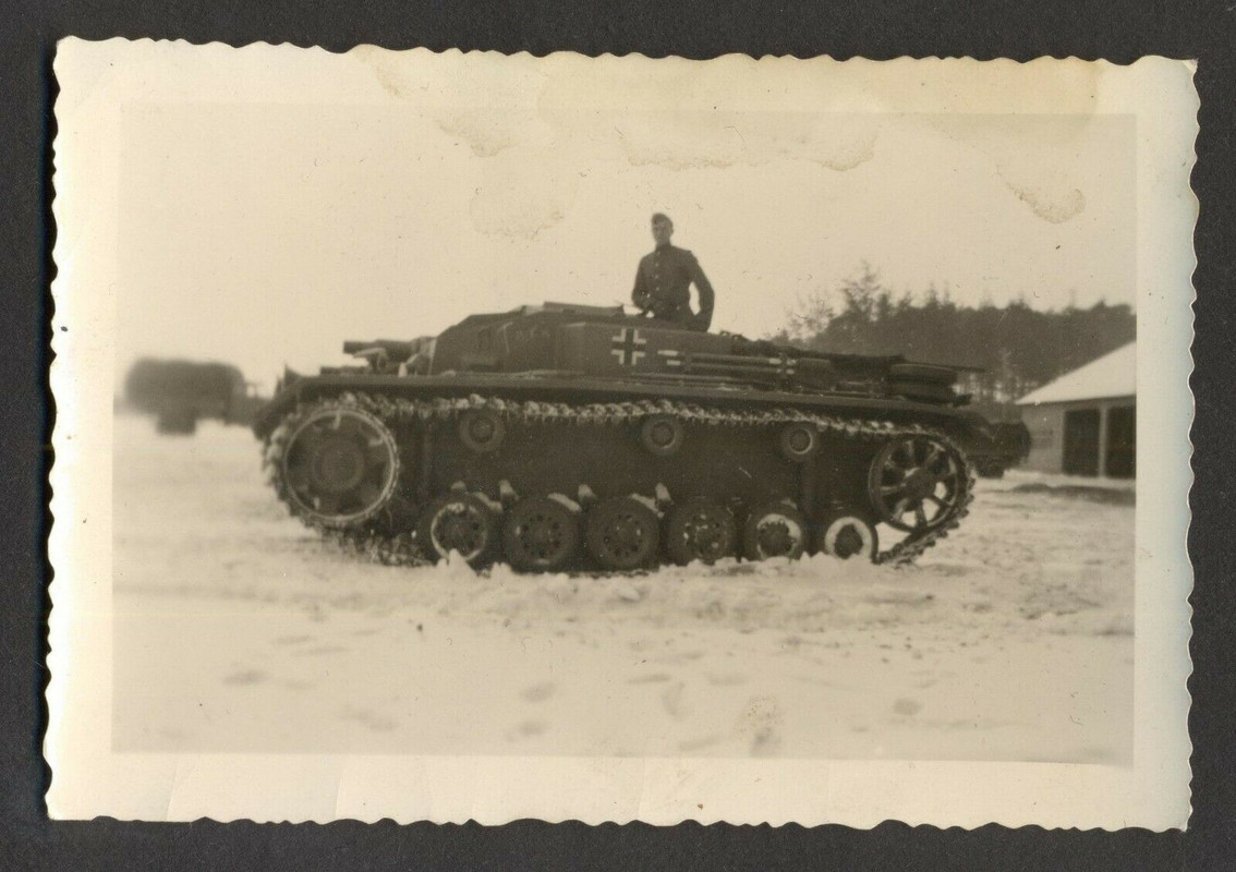 Foto Sturmgeschütz 3 STUG III Wehrmacht Panzer Soldat im Winter 