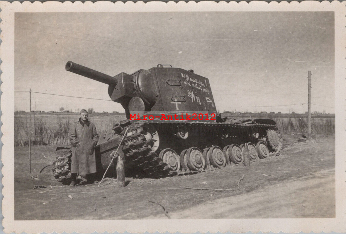 Foto, Wk2, Beute KW2 Panzer für Instandsetzung Pleskau, Russland 1941