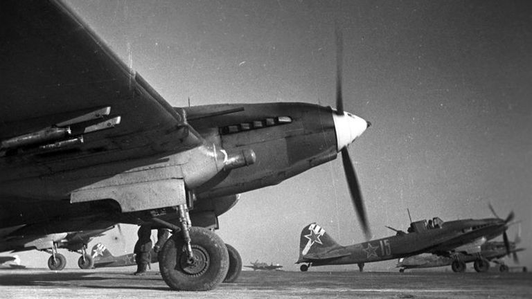 Aviones IL-2 del regimiento 989 soviético, en el que combatía Celestino Martínez, poco antes de una misión sobre Budapest, Hungría, en 1944-45Aviones IL-2 del regimiento 989 soviético, en el que combatía Celestino Martínez, poco antes de una misión sobre Budapest, Hungría, en 1944-45. WARALBUM.RU