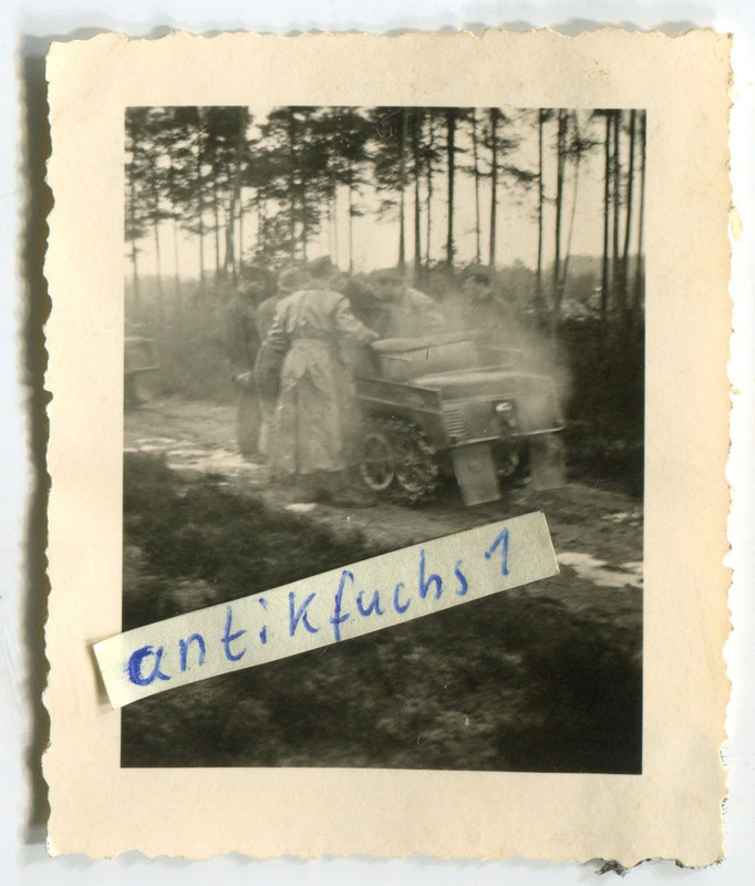 Deutsche Fallschirmjäger mit NSU-Kettenkrad