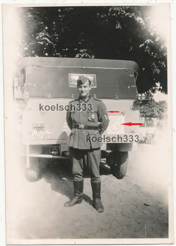 Foto Soldaten der Wehrmacht am PKW mit Kennung der 50. ID in Küstrin Polen 1943.