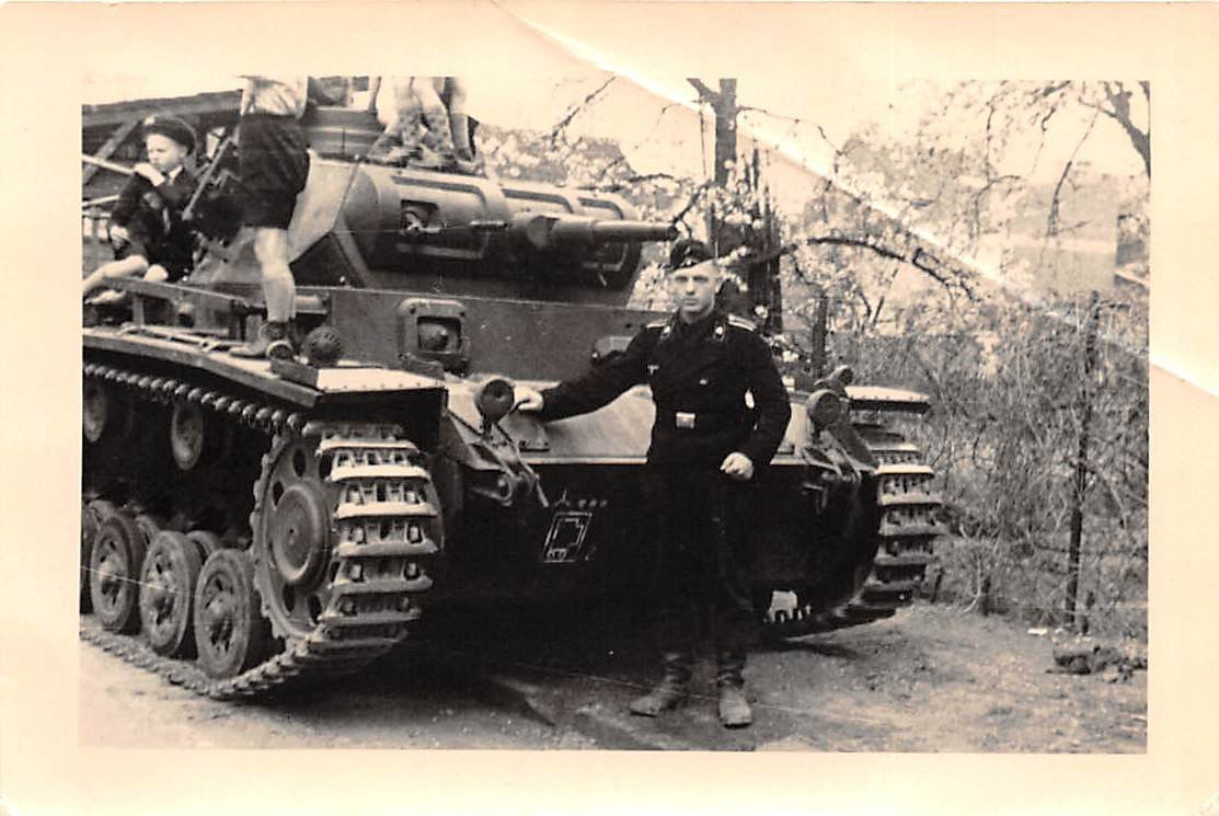 Kinder auf Panzer III mit Divisionzeichen Übungs