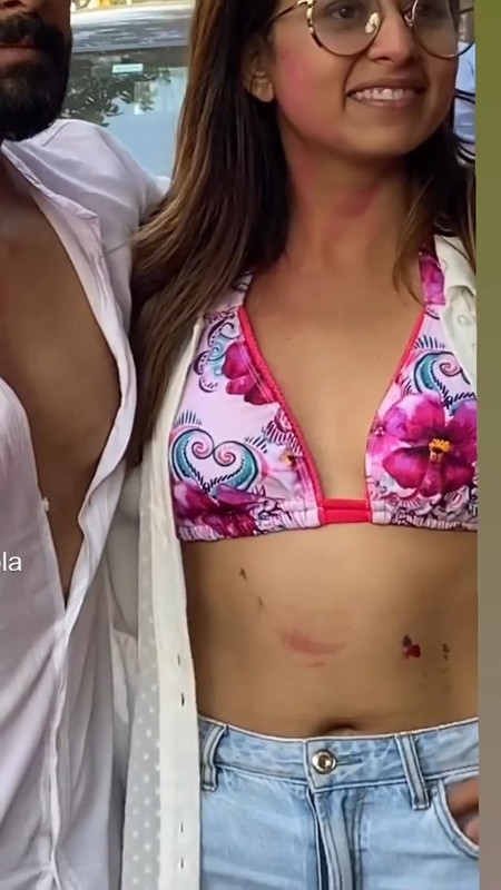 Hindi unknown actress navel zoom in white and red bikini.mp4_snapshot_00.09.168