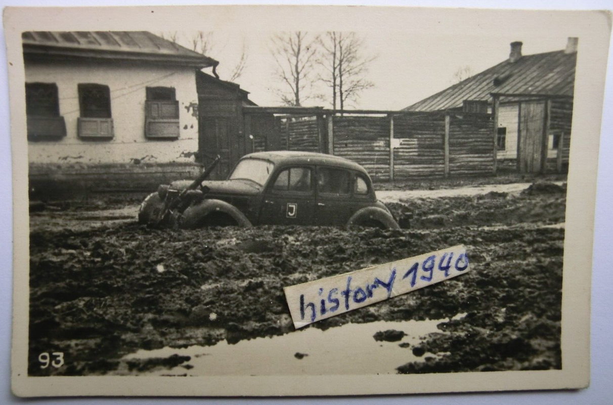 Foto völlig festgefahrener PKW mit J Wappen auf der Rollbahn in Smolensk.