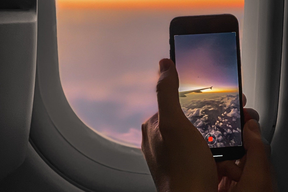 Por qué debes activar el “modo avión” en tu celular durante un vuelo