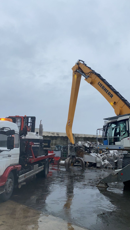 Centre de recyclage Epave de France - Pelle mécanique Liebherr en action