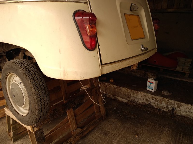 arrière sans roue ni pare-choc