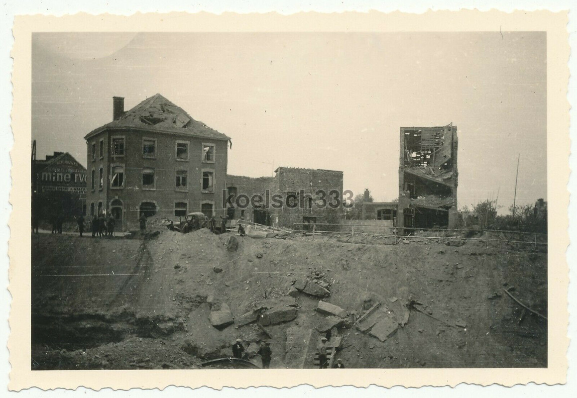 Foto Bombenkrater und Häuser Ruinen in Bastogne Inf. Reg. 104 Frankreich 1940