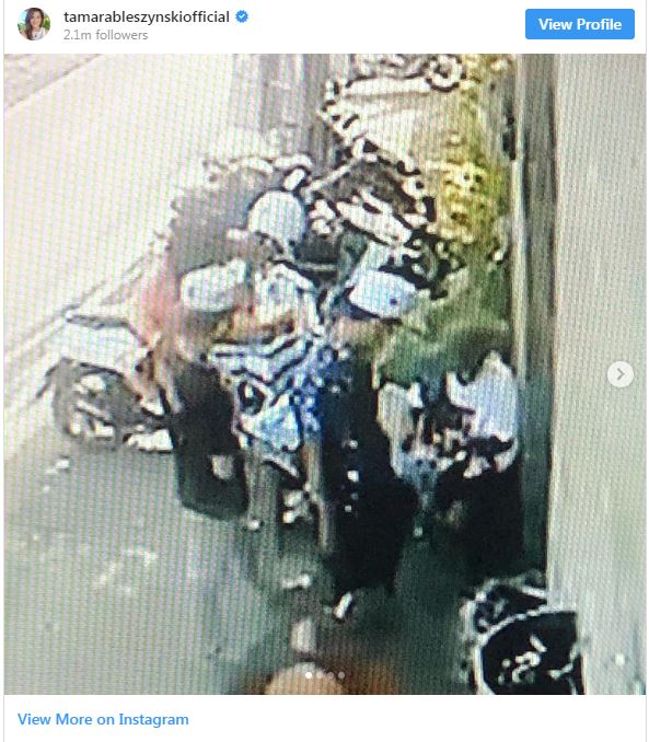 Suasana di depan rumah Tamara Bleszynski