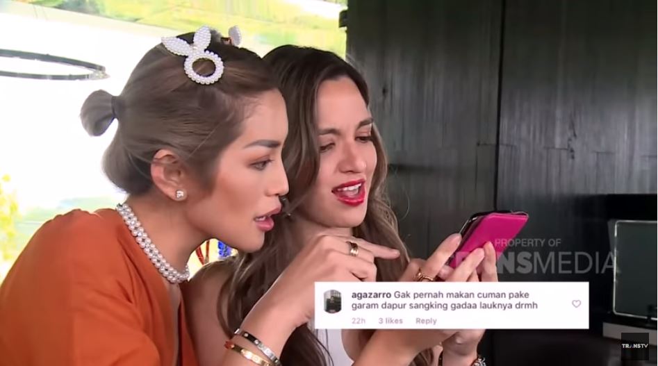 Nia Ramadhani dan Jessica Iskandar membacakan komentar dari netizen