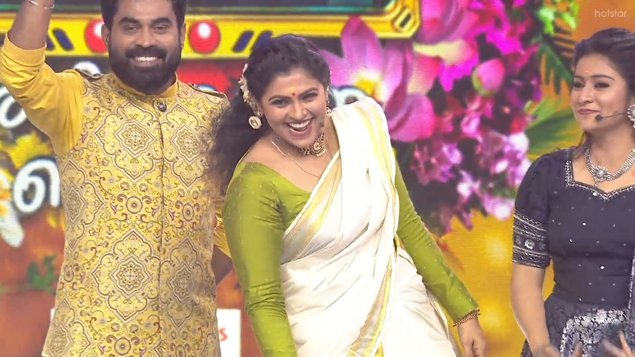 Nandana varma sexy in saree navel show-uploaded.mp4_snapshot_01.00.708