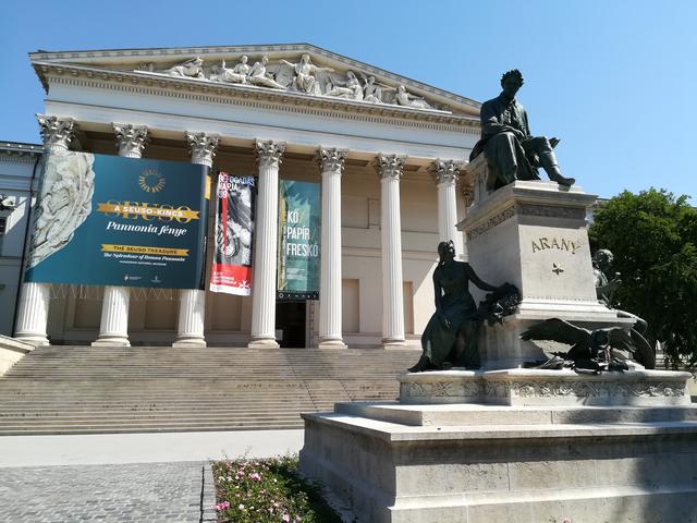 Budapest, centro de Europa - Blogs de Hungria - Día 2 – Miércoles 21 de Agosto. Plaza de los héroes, museo nacional Húngaro (10)