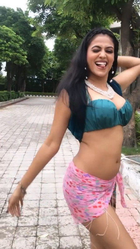 Hot Busty Desi Lady in Green and pink Bikini.mp4_snapshot_00.17.545