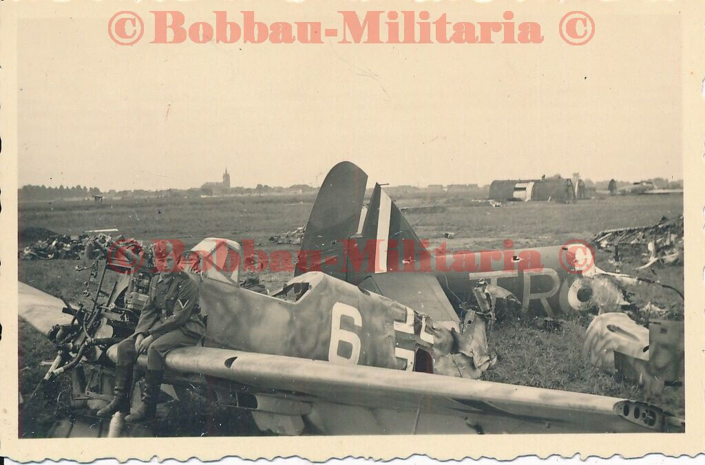 V195 Frankreich Flugplatz Vitry-en-Artois zerstörter Messerschmitt Bf 109 Jäger