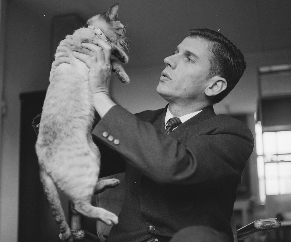 19631128-Gerard-Reve-met-kat-Foto-F-N-Broers-Anefo-1536x1279