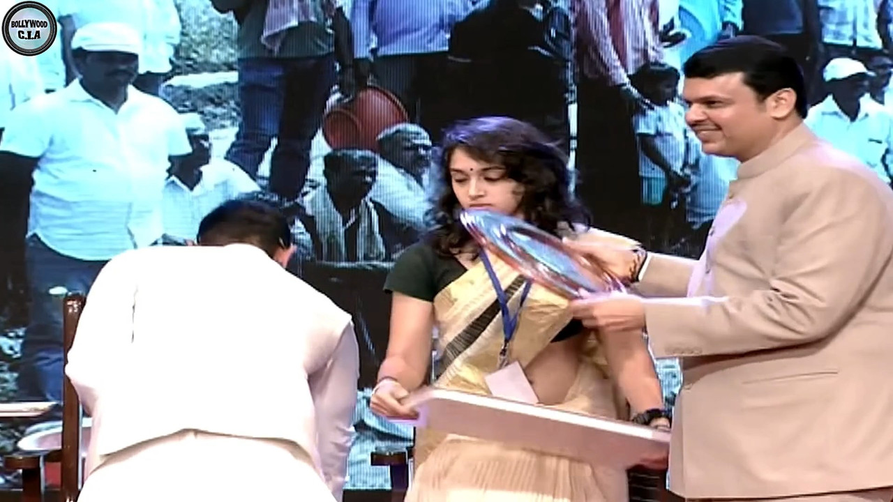 Amir Khan daughter ira khan navel slip.mkv_snapshot_00.05.022