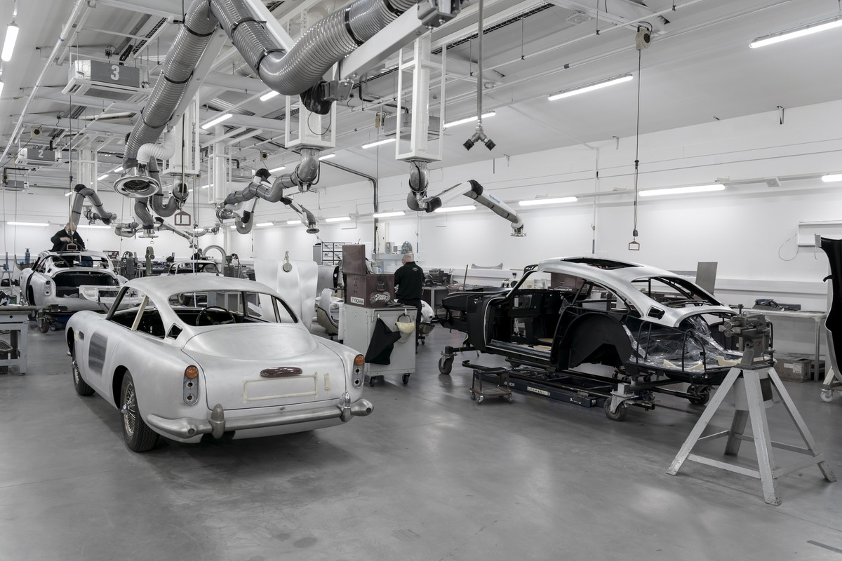 AstonMartinDB5GoldfingerContinuation_14