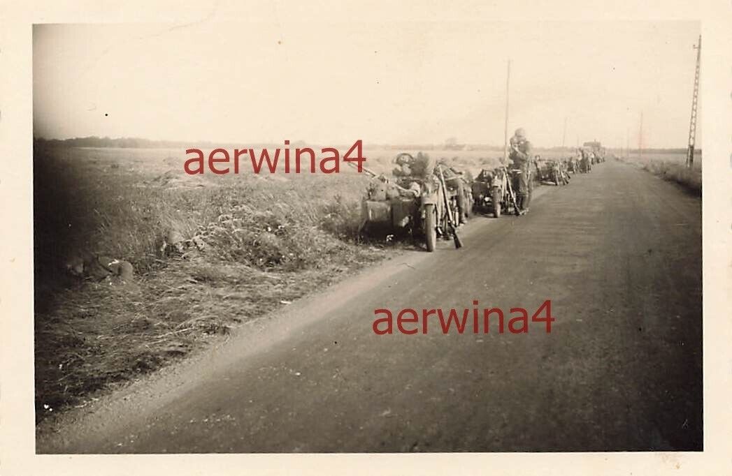 Schlafende Kradschützen auf dem Motorrad bei Hirson Frankreich 1940