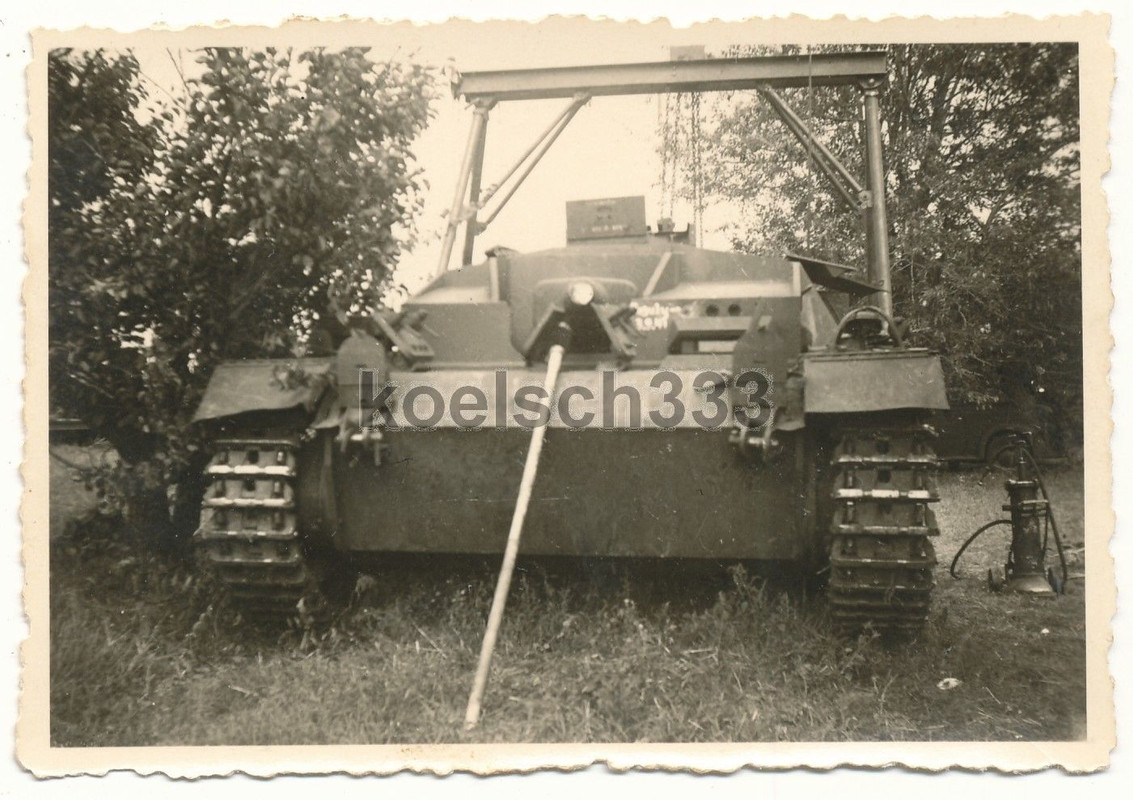 Foto Sturmgeschütz in der Feldwerkstatt