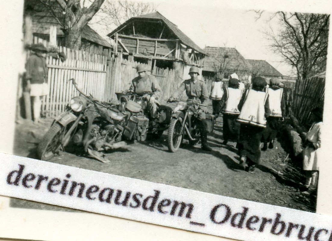 Foto WH 13. Panzer Div Motorrad Krad Abt. in Rumänien Bacău Balkan Kinder 41