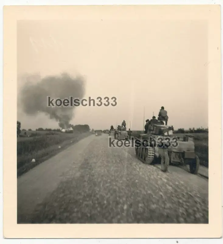 Foto Panzer 38(t) mit Anhängern auf Rollbahn im Kampfgebiet an der Ostfront ...