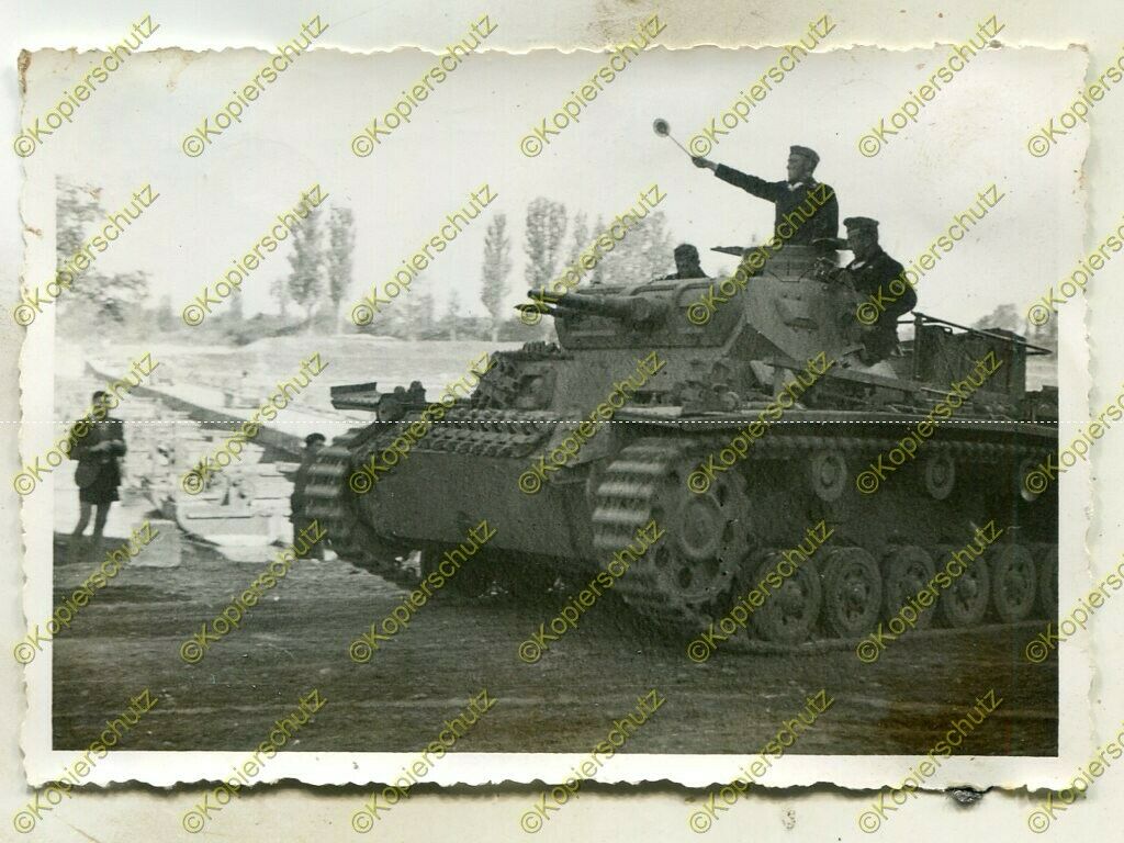 Foto, Wehrmacht, Panzer an der Rheinbrücke Neuenburg–Chalampé, d