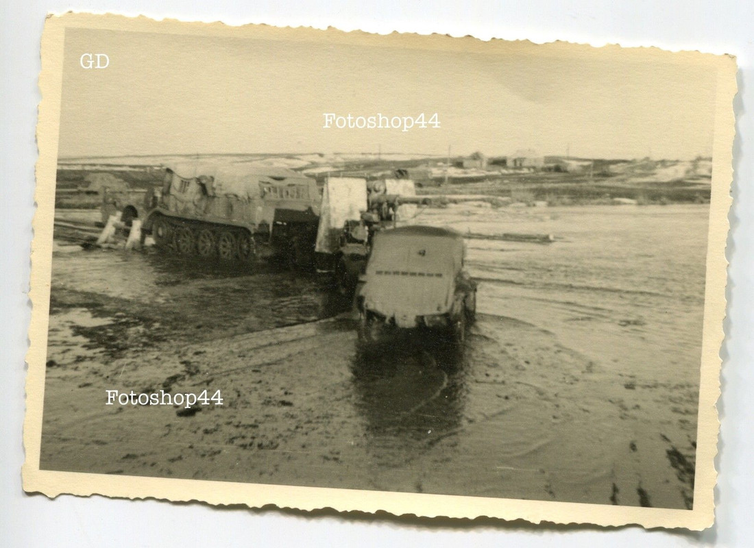 Foto Russland Soldaten Division GD 8,8cm Flak Halbkette Kübelwag