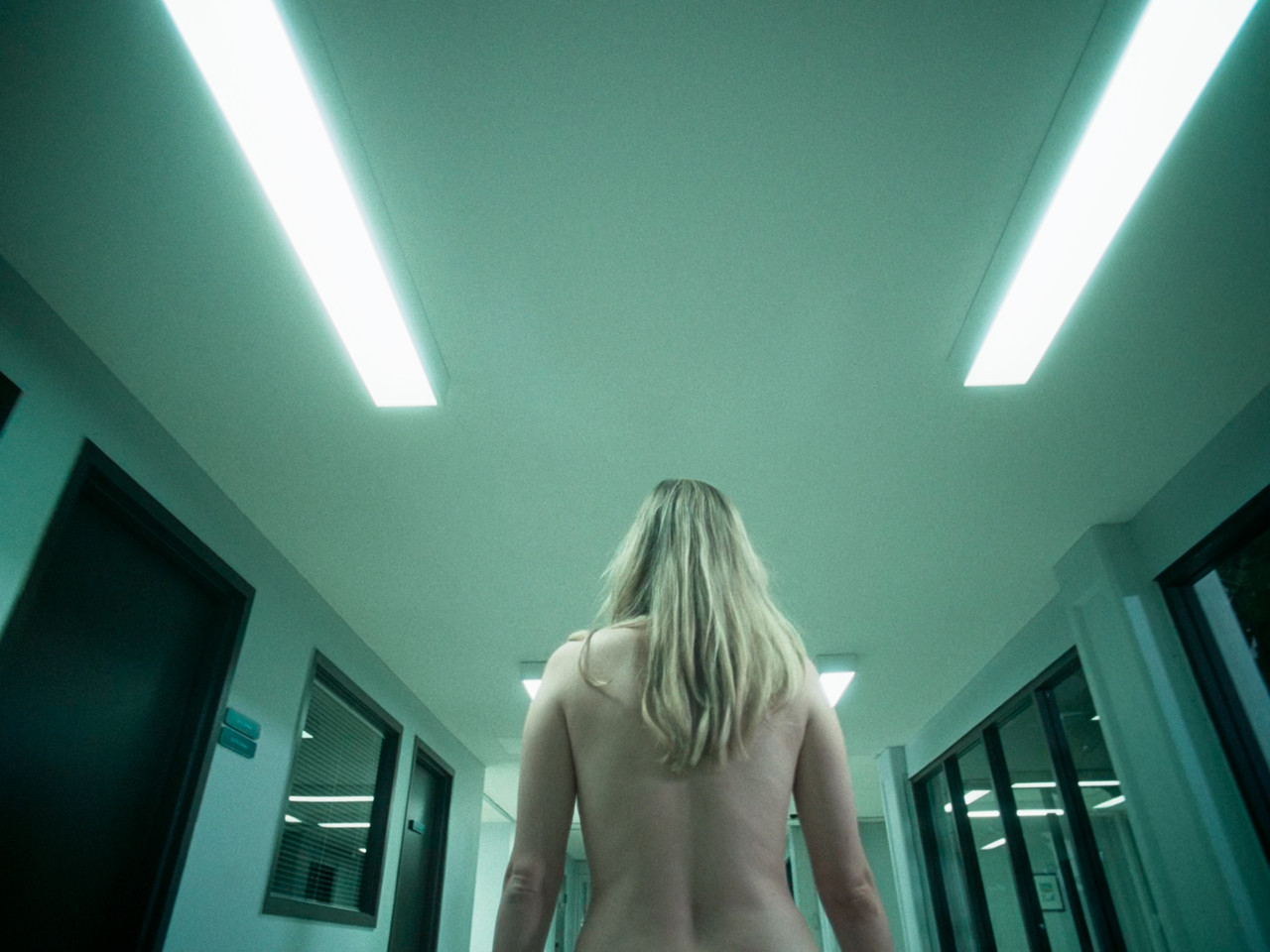 J Law Die My Love pt2 00 02 08 18 Still015