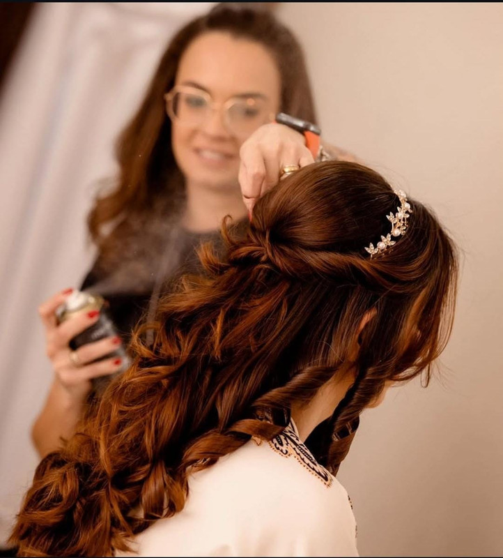 Noiva se preparando no Camila Antiqueira