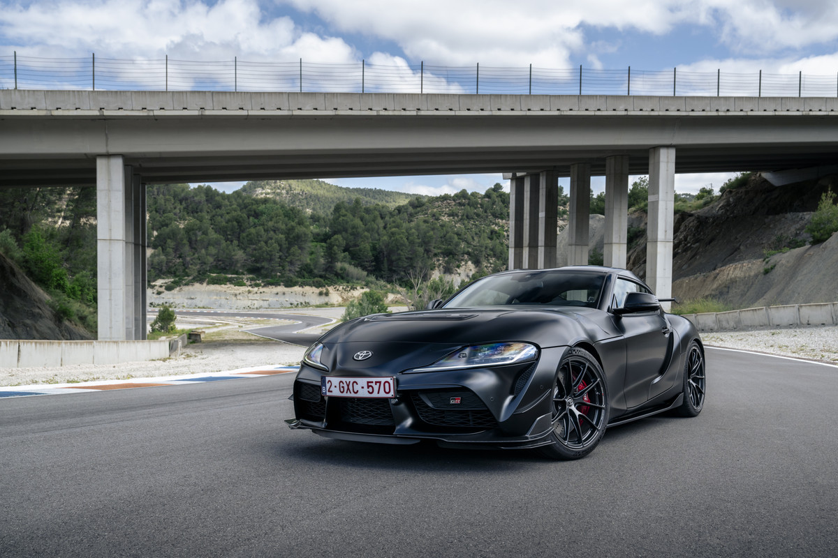 2026-grsupraa90finaledition-matteblack-static-018