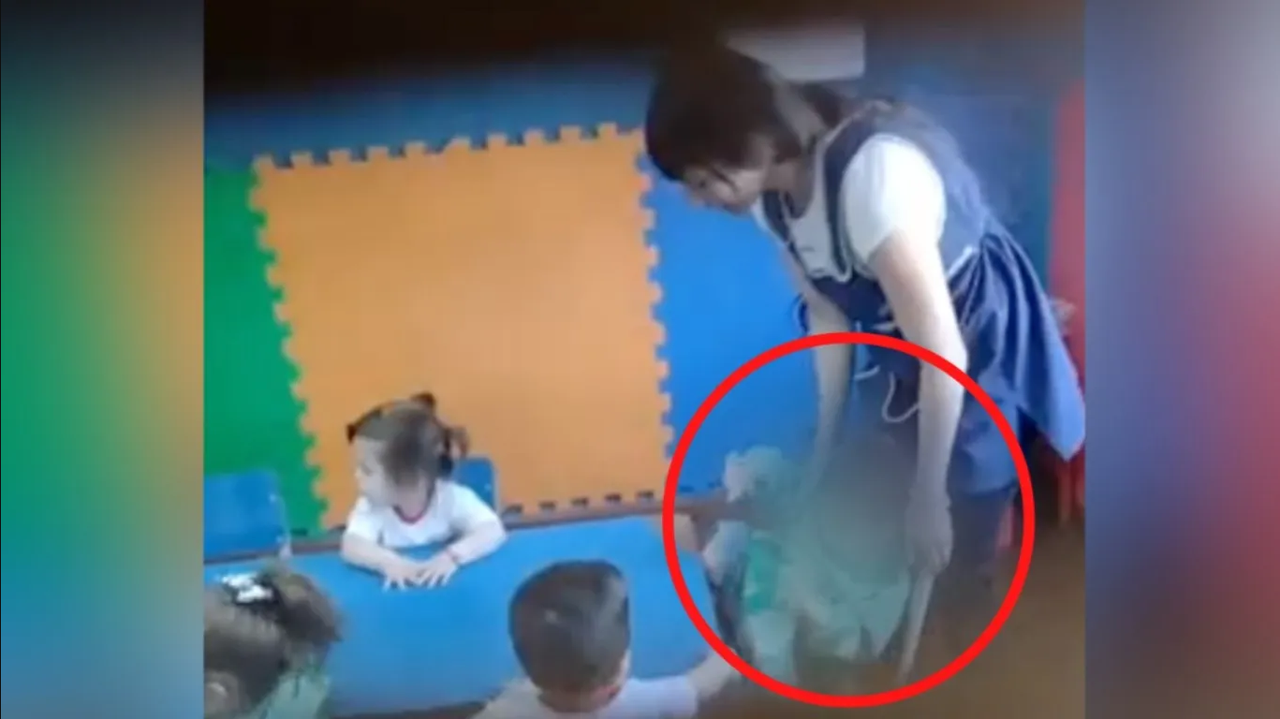 Graban a maestra de kínder maltratando y golpeando a un niño en plena clase