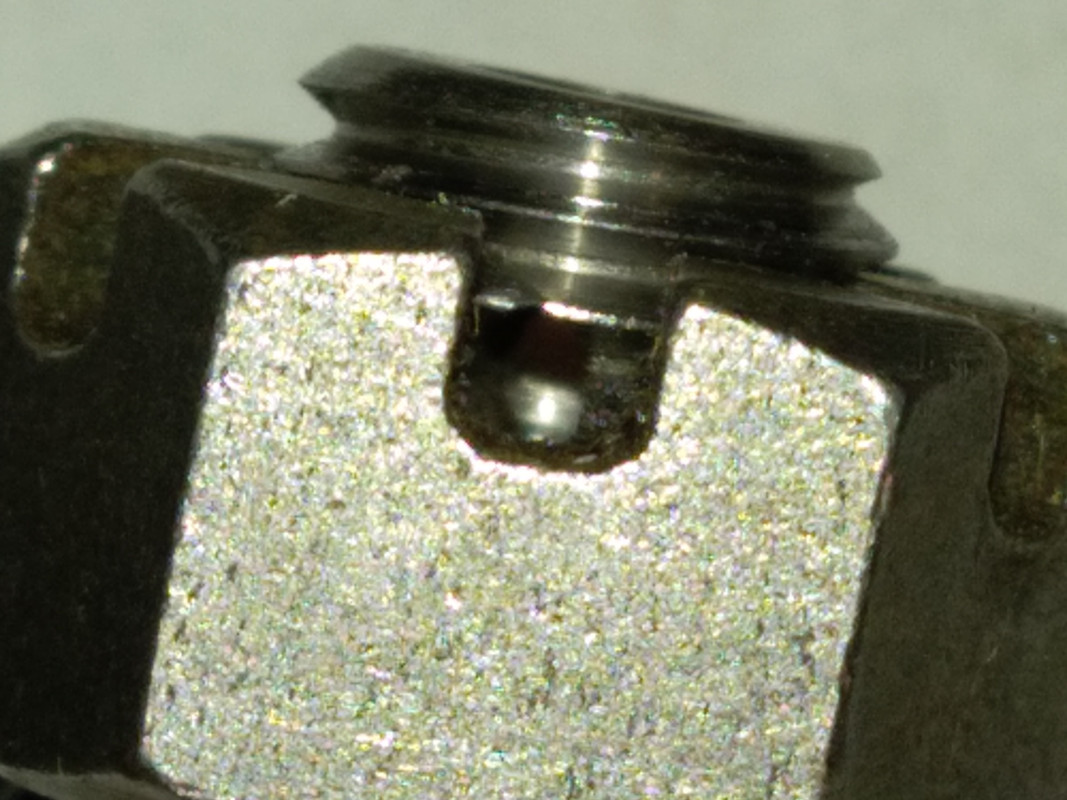 13. écrou H crénelé (12x175) non épaulé - vissé au maximum (détails)