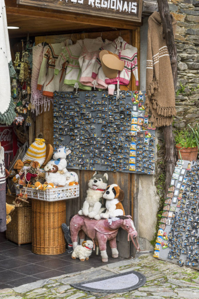 depositphotos-303636408-stock-photo-souvenir-store-old-village-piodao.jpg