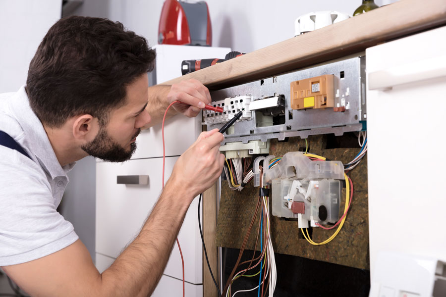 Técnico reparando refrigeradora