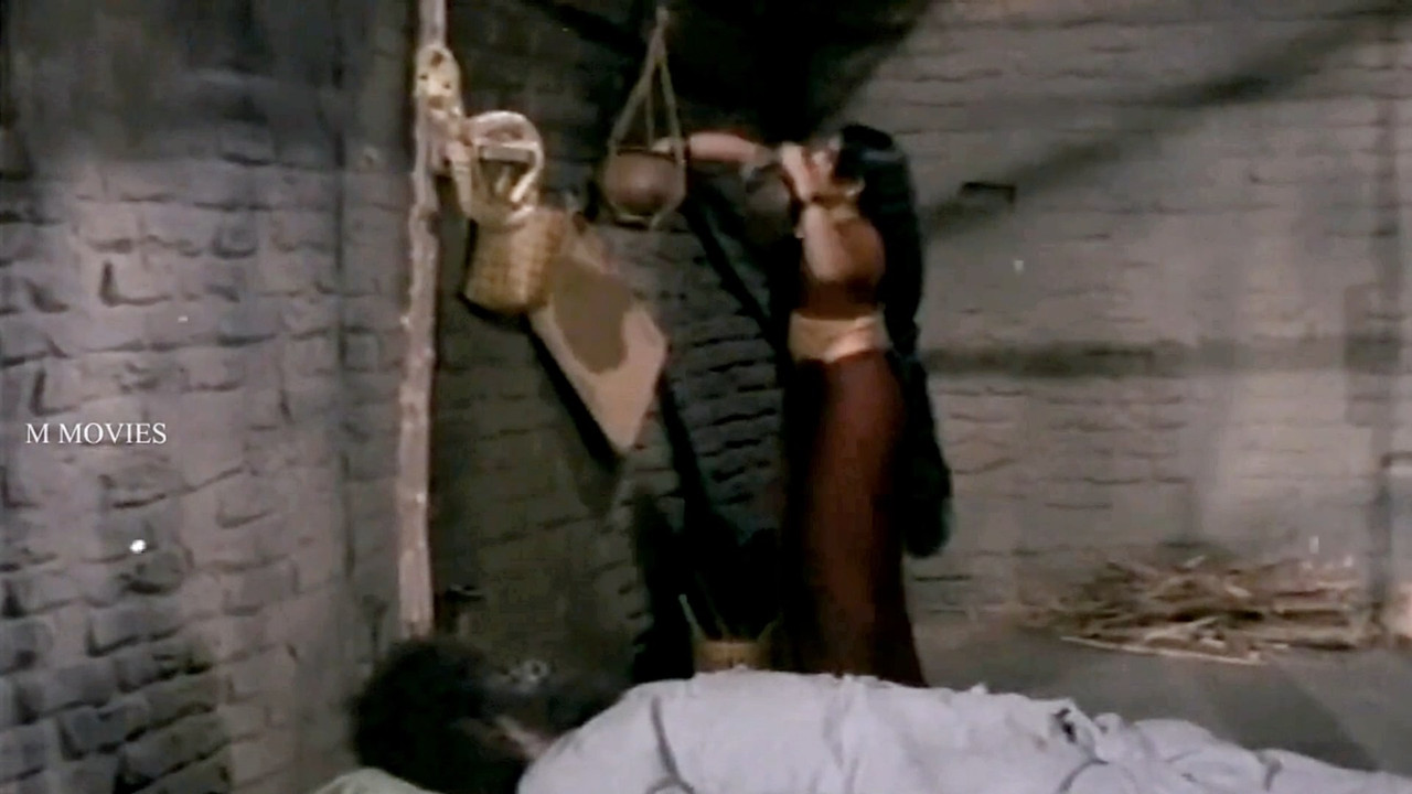 Jayabharathi Sexy Sizzling Deep Navel and boob scenes from Nagamadathu mp4 snapshot 00 34 908