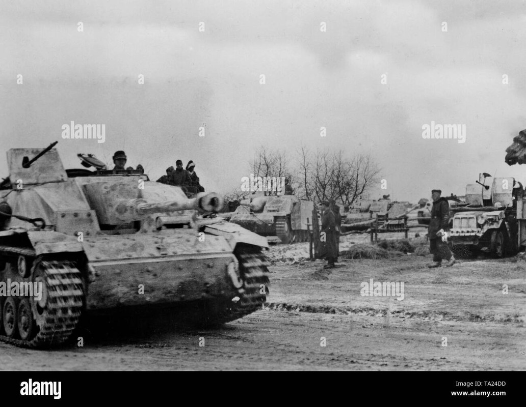 mehrere deutsche sturmgeschutze sturmgeschuetz iii fahren sie durch die ...