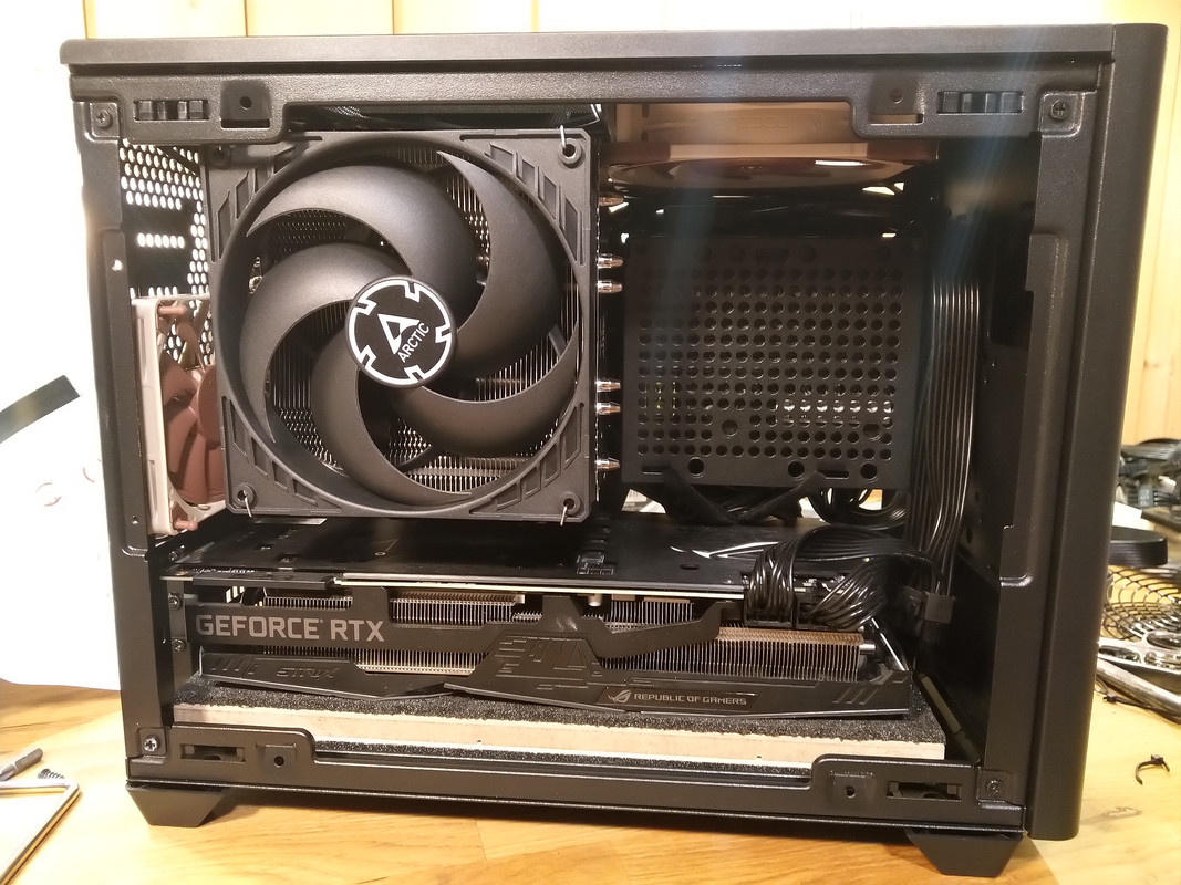 Log NR200 with sidemounted 140mm intake fan Alpenföhn Black Ridge and Noctua NHC14S SFF