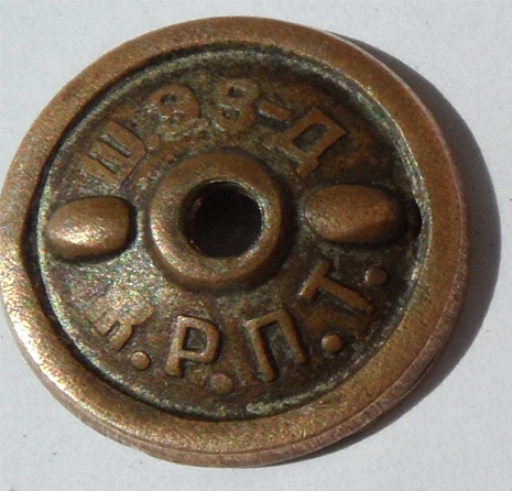 Заготовки металлических значков на цанге. Р. Закрутка значка. З. З-д ж.