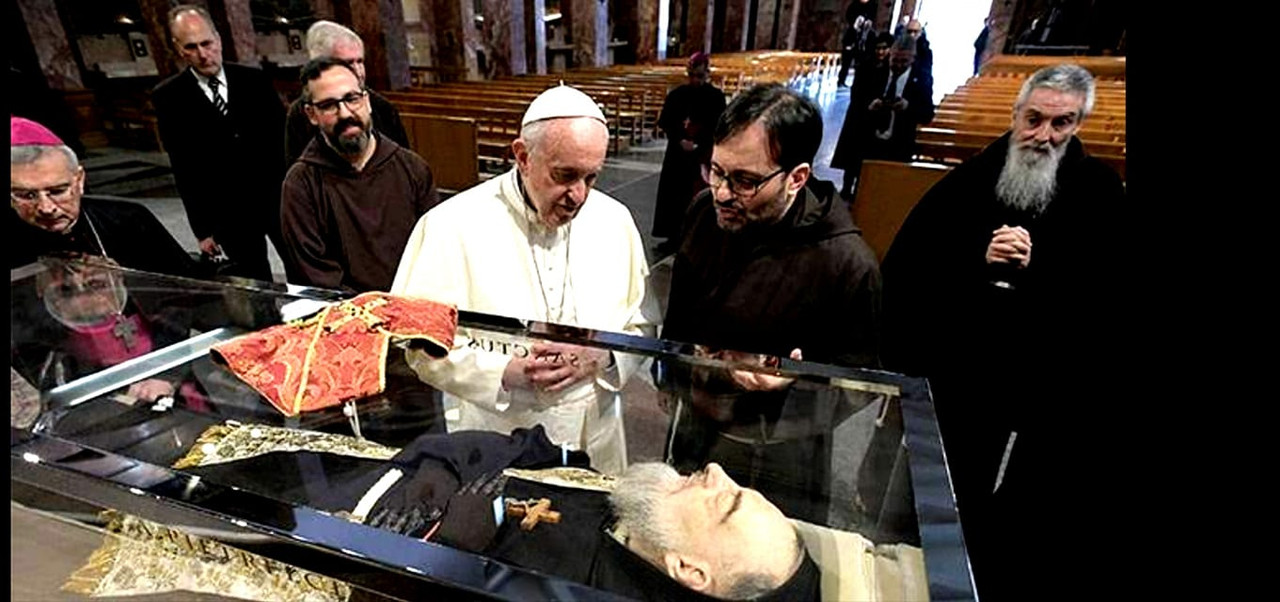 [Image: padre-pio-n-pope.jpg]