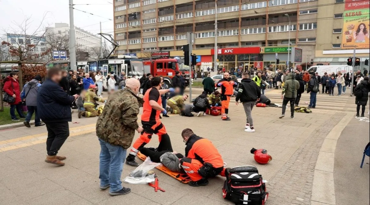 Automóvil embiste a peatones en Polonia: Al menos 19 heridos en Szczecin