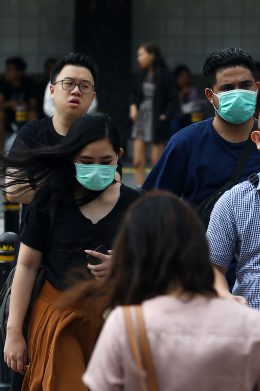 Warga beraktivitas menggunakan masker di kawasan Bundaran HI, Jakarta, Minggu (1/3/2020). Pemerintah Provinsi DKI Jakarta akan membentuk Tim Tanggap COVID-19 guna mengantispasi penyebaran virus korona di Jakarta pasca telah diterbitkannya Instruksi Gubernur DKI Nomor 16 Tahun 2020 tentang peningkatan kewaspadaan terhadap risiko penularan COVID-19 atau virus Corona di DKI Jakarta. 